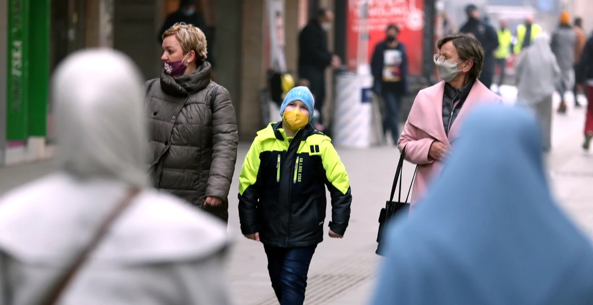 Sanepid wprowadził automatyczne powiadamianie o nałożeniu kwarantanny. Komunikat nadawany jest z numeru +48 22 25 71 145. Co to jest kwarantanna i kto jej podlega? Zebraliśmy dla Was najważniejsze informacje.