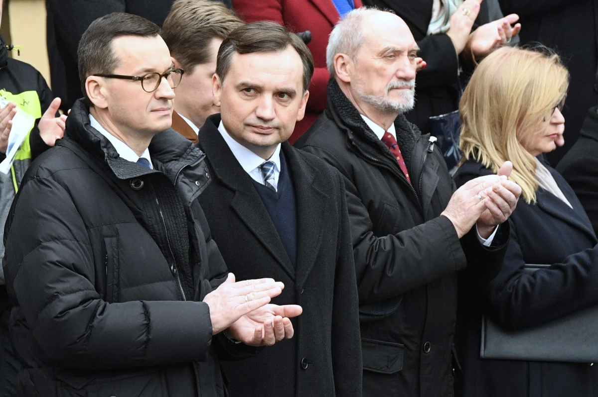 Zbigniew Ziobro wzywa Mateusza Morawieckiego do zawetowania unijnego budżetu. Minister sprawiedliwości wysłał do szefa rządu list, w którym domaga się zablokowania mechanizmu "pieniądze za praworządność", wiążącego unijne fundusze z przestrzeganiem zasad państwa prawa.