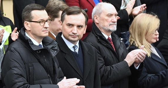 Zbigniew Ziobro wzywa Mateusza Morawieckiego do zawetowania unijnego budżetu. Minister sprawiedliwości wysłał do szefa rządu list, w którym domaga się zablokowania mechanizmu "pieniądze za praworządność", wiążącego unijne fundusze z przestrzeganiem zasad państwa prawa.