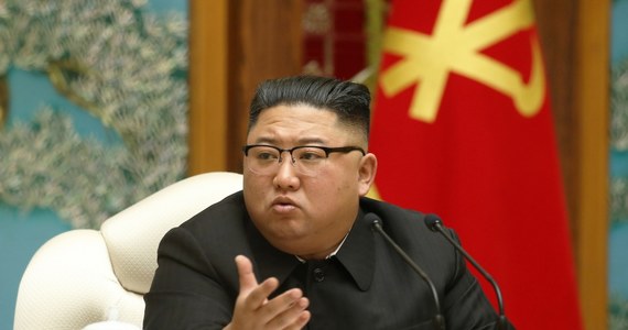 Przywódca Korei Północnej Kim Dzong Un pokazał się publicznie po raz pierwszy od 25 dni. Przewodniczył posiedzeniu biura politycznego partii i nakazał wzmonienie środków zapobiegania pandemii Covid-19.