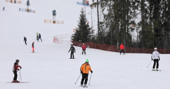 Jeżeli liczba zakażeń koronawirusem nie spadnie poniżej 10 tysięcy przypadków dziennie, to rząd może zablokować start sezonu narciarskiego w Polsce – ustalili dziennikarze RMF FM.
