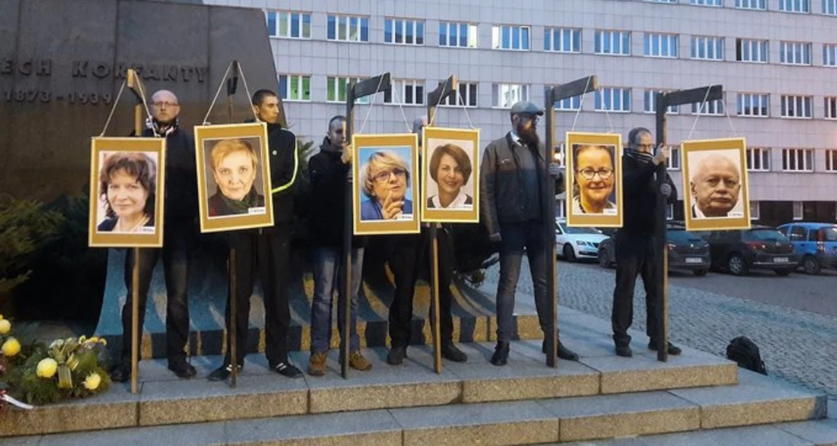 Katowicka prokuratura umorzyła śledztwo w sprawie zorganizowanej trzy lata temu w Katowicach manifestacji, której uczestnicy powiesili zdjęcia europosłów na symbolicznych szubienicach. Decyzję podjęto z uwagi na "brak znamion czynu zabronionego".