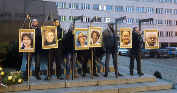 Katowicka prokuratura umorzyła śledztwo w sprawie zorganizowanej trzy lata temu w Katowicach manifestacji, której uczestnicy powiesili zdjęcia europosłów na symbolicznych szubienicach. Decyzję podjęto z uwagi na "brak znamion czynu zabronionego".