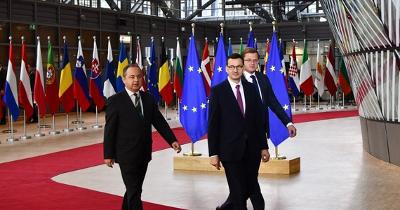 Pomimo sprzeciwu Polski i Węgier mechanizm "pieniądze za praworządność" został przyjęty przez większość krajów Unii Europejskiej podczas spotkania ambasadorów unijnych.​ Przedstawiciele polskiego i węgierskiego rządu w odpowiedzi - zgodnie z zapowiedziami - zablokowali nowy unijny budżet i fundusz na odbudowę po pandemii.