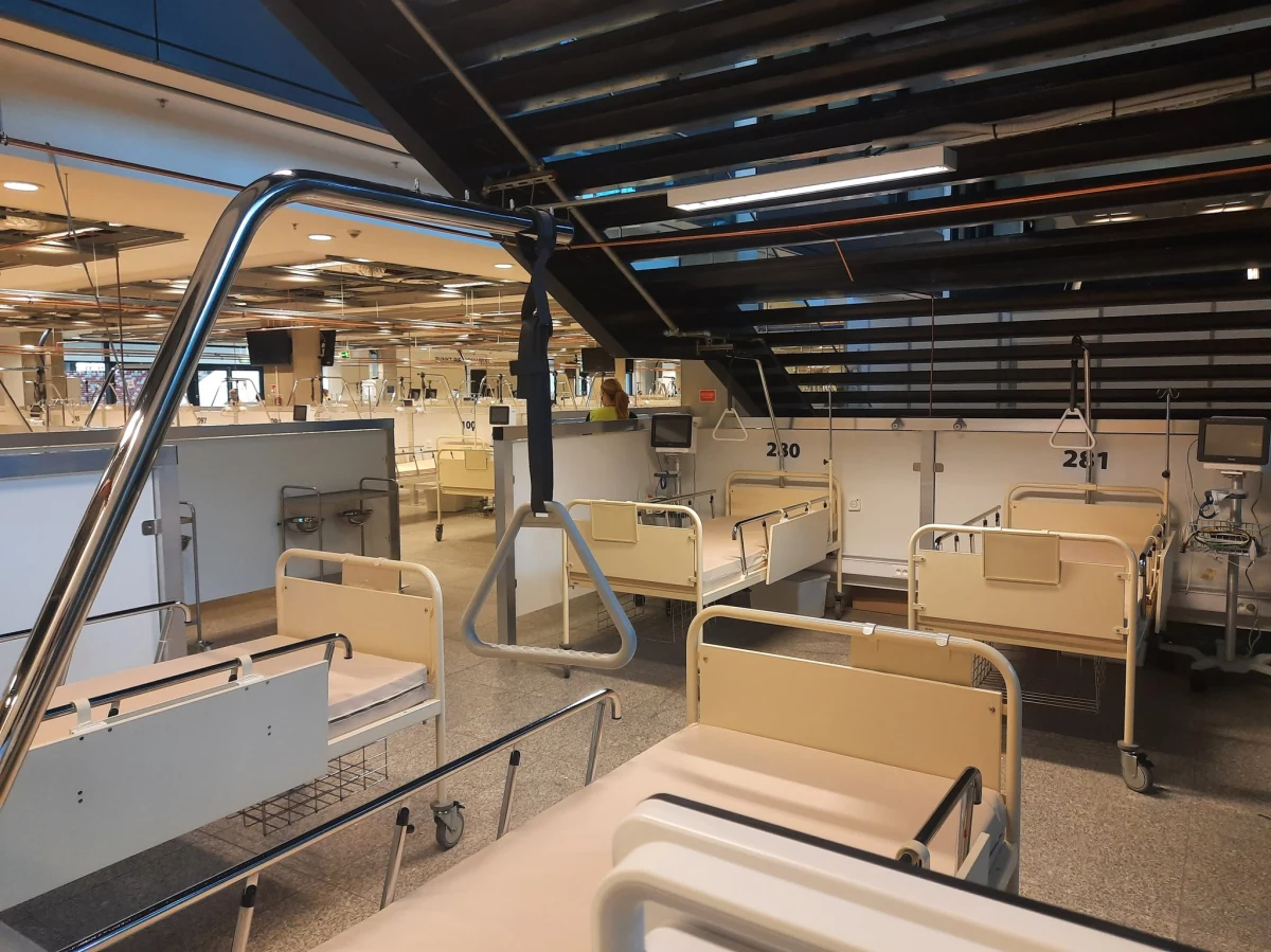 "Nie mamy tak zdrowych pacjentów, by kwalifikowali się do leczenia w szpitalu tymczasowym na Stadionie Narodowym", "Przestaliśmy już dzwonić i pytać o przyjęcie". Tak mówią dyrektorzy największych szpitali wojewódzkich na Mazowszu, którzy próbowali przekazać część swoich pacjentów chorych na Covid-19 do szpitala tymczasowego w Warszawie. Według najnowszych danych, na stadionie na 500 gotowych łóżek przebywa 33 pacjentów. 