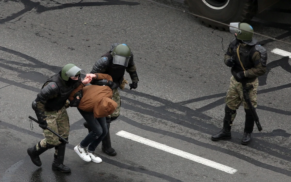 Ponad 700 osób, które zostały zatrzymane w czasie niedzielnych akcji protestu na Białorusi, trafiło do aresztów - przekazała w poniedziałek rzeczniczka MSW w Mińsku Wolha Czemadanawa. Wszyscy byli zatrzymani w związku ze złamaniem przepisów o masowych zgromadzeniach.