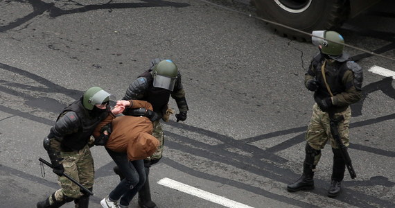 Ponad 700 osób, które zostały zatrzymane w czasie niedzielnych akcji protestu na Białorusi, trafiło do aresztów - przekazała w poniedziałek rzeczniczka MSW w Mińsku Wolha Czemadanawa. Wszyscy byli zatrzymani w związku ze złamaniem przepisów o masowych zgromadzeniach.