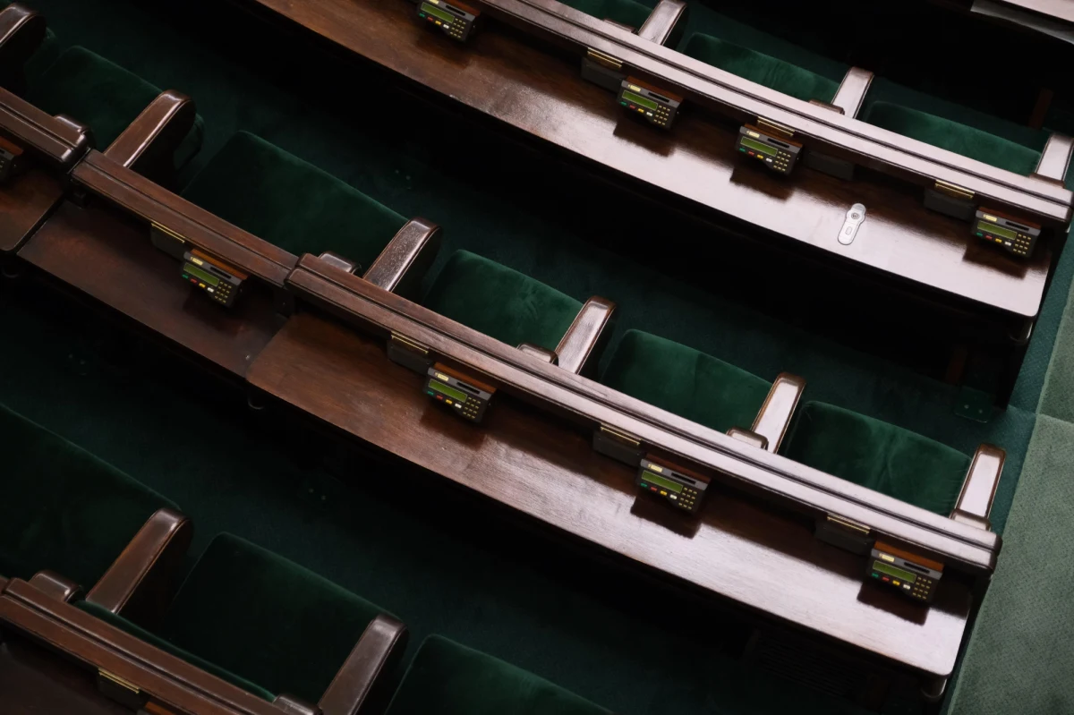 Koalicja Obywatelska zawiadomiła prokuraturę o niepublikowaniu ustawy covidowej, która została podpisana niemal dwa tygodnie temu. Ma ona wprowadzić obowiązek noszenia maseczek i ułatwić pracę medykom oraz służbom mundurowym w pandemii. Ustawa przyznaje też dodatek covidowy dla wszystkich medyków, którzy pracują z zakażonymi. Taką propozycję Senatu - przez pomyłkę - poparli posłowie PiS-u. 