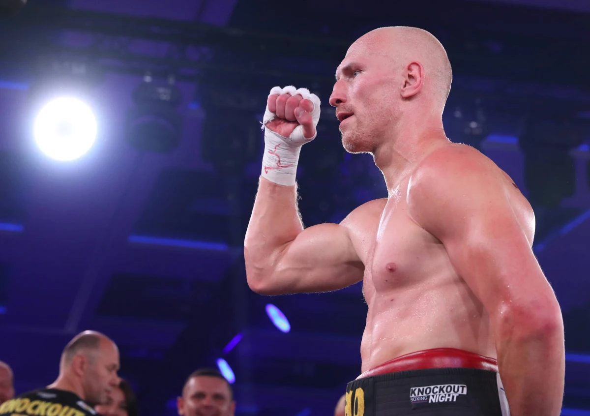 Bokser Krzysztof "Diablo" Włodarczyk otrzymał pozytywny wynik testu na koronawirusa. "Przez trzy dni byłem obolały i towarzyszył temu ból głowy oraz stan podgorączkowy. Bolały mnie nawet powieki. W poniedziałek zdecydowałem się poddać testowi i jego wynik jest pozytywny” – relacjonował pięściarz w rozmowie z PAP.