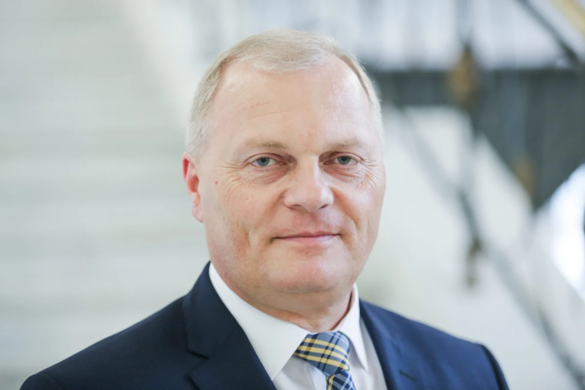 "Dziś odchodzę z PiS. Nie jesteśmy uciekinierami, jesteśmy bohaterami. To grupa kilku osób. Rozmawiamy o nazwie koła" - mówi gość Porannej rozmowy w RMF FM Lech Kołakowski. "Decyzje są już podjęte. Robimy to z wielkim bólem" - podkreśla, przyznając, że prawdopodobnie PiS utraci sejmową większość. "Piątka dla zwierząt to bubel prawny" -  zaznacza. "Ona przelała czarę goryczy" - tłumaczy gość Roberta Mazurka. 