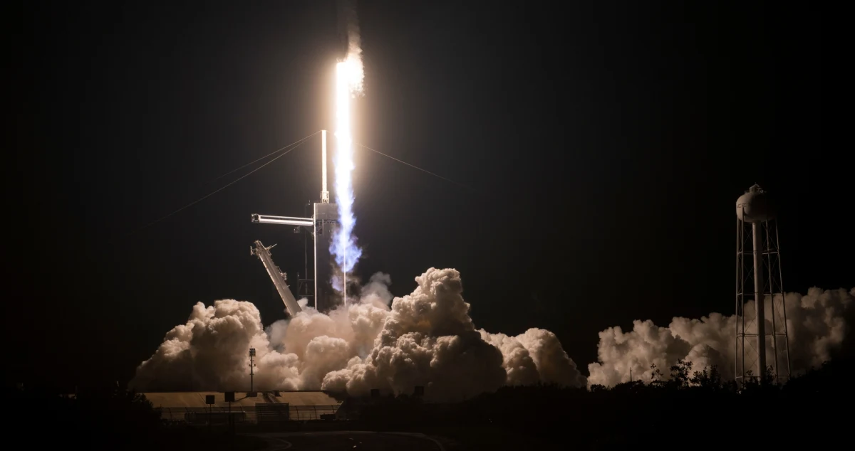 Kapsuła Dragon 2 firmy SpaceX z czwórką astronautów na pokładzie zadokowała na Międzynarodowej Stacji Kosmicznej. Proces połączenie obu jednostek był całkowicie zautomatyzowany.