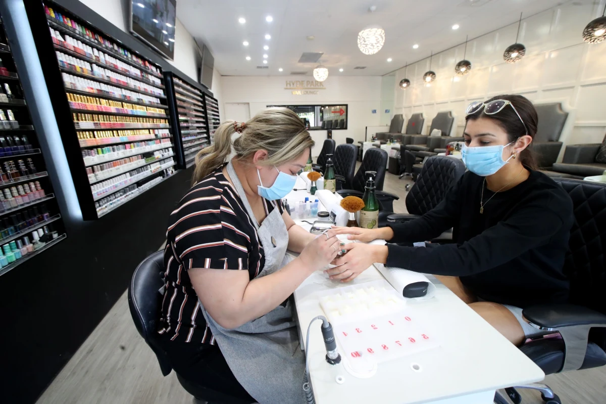 Powrót do normalnego życia sprzed pandemii będzie w pełni możliwy w okresie jesienno-zimowym przyszłego roku - twierdzi jeden z twórców szczepionki przeciwko Covid-19 prof. Ugur Sahin. Przełomowym momentem ma być wiosna i lato przyszłego roku.