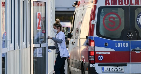 W polskich szpitalach wciąż dramatycznie brakuje remdesiviru - leku, który wspomaga leczenie chorych na Covid-19, pomaga bowiem zahamować namnażanie się koronawirusa. "Mam kilka dawek na trzy tygodnie - i żadnych szans na zdobycie kolejnych" - mówi RMF FM dyrektor szpitala w mazowieckich Siedlcach. O niedostępności leku alarmują również dyrektorzy innych placówek.