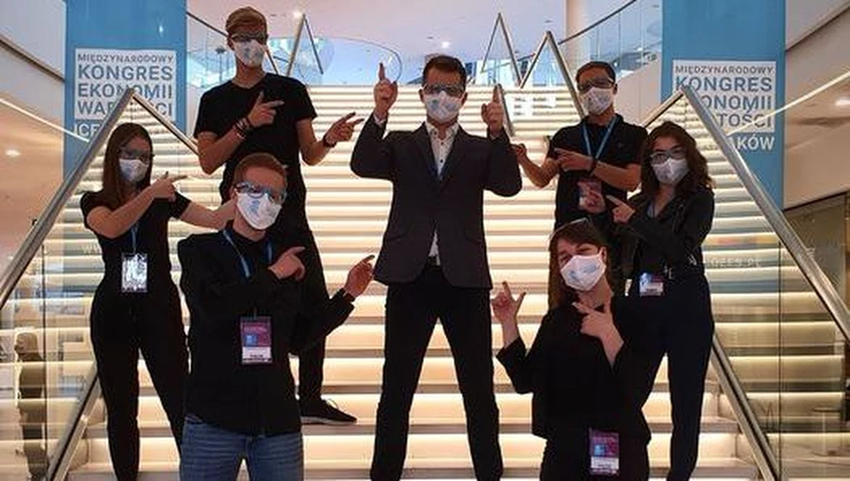 Open Eyes Economy Summit, odbywający się rokrocznie w Krakowie, to - jak mówią organizatorzy - jeden z najbardziej kreatywnych kongresów w Polsce: tygiel idei, prawdziwa współczesna agora i przestrzeń dla... wyobraźni. Impreza startuje dziś. Wśród zaplanowanych sesji szczególnie polecamy tę, w której moderatorem jest dziennikarz RMF FM Grzegorz Jasiński.  