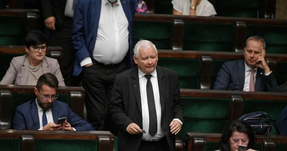 Prawo i Sprawiedliwość najprawdopodobniej utraci sejmową większość. Z klubu partii Jarosława Kaczyńskiego, który liczy w tej chwili 234 posłów, odejść ma kilkoro polityków: zapowiedział to na antenie RMF FM Lech Kołakowski. "Decyzje są już podjęte" - zapewnił.
