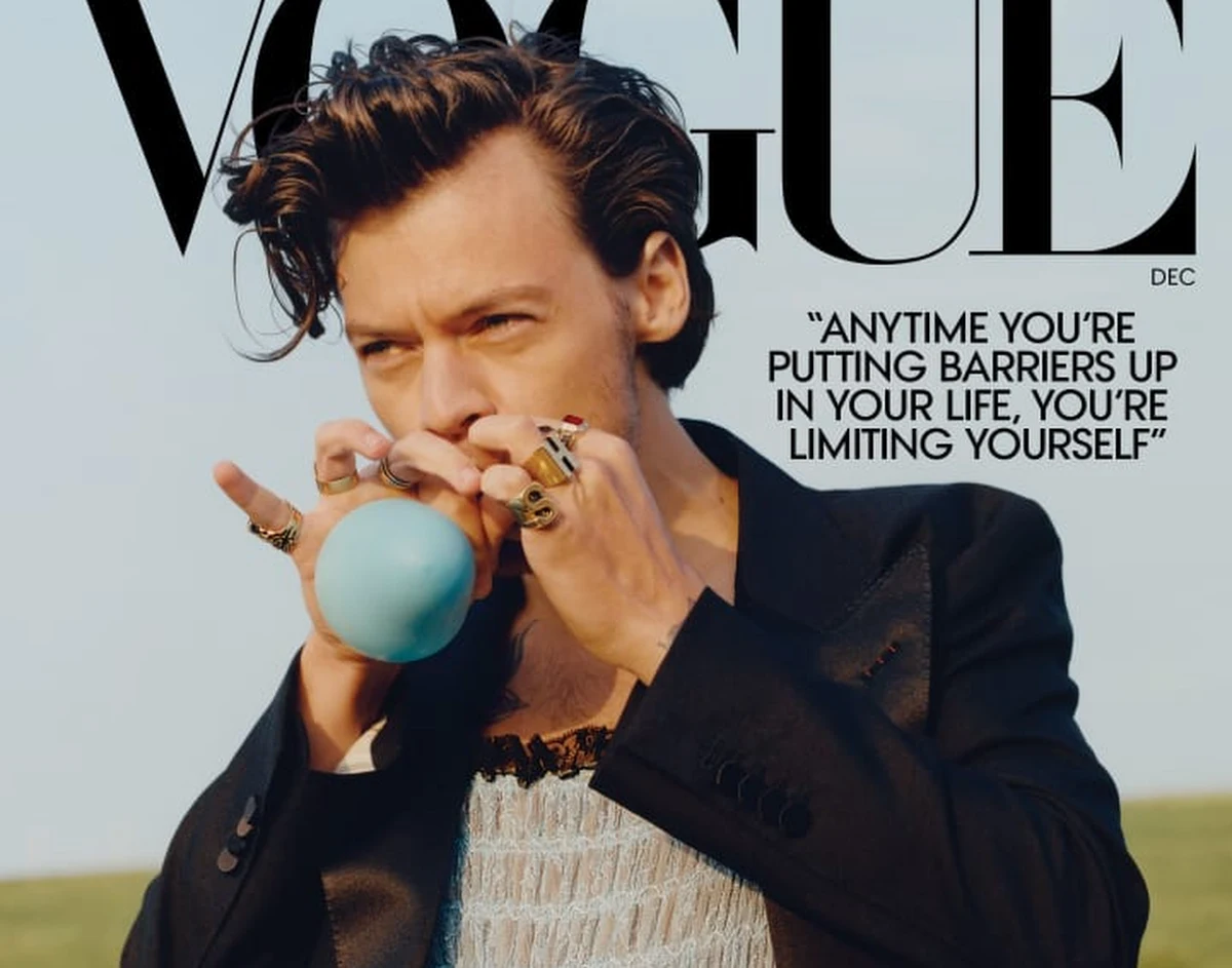 Harry Styles pojawił się na okładce magazynu mody Vogue. Pozuje do zdjęcia w sukience. To przełamanie liczącej 128 lat tradycji Vogue. Nigdy dotąd na okładce magazynu nie pojawił się mężczyzna w pojedynkę. I tak ubrany.