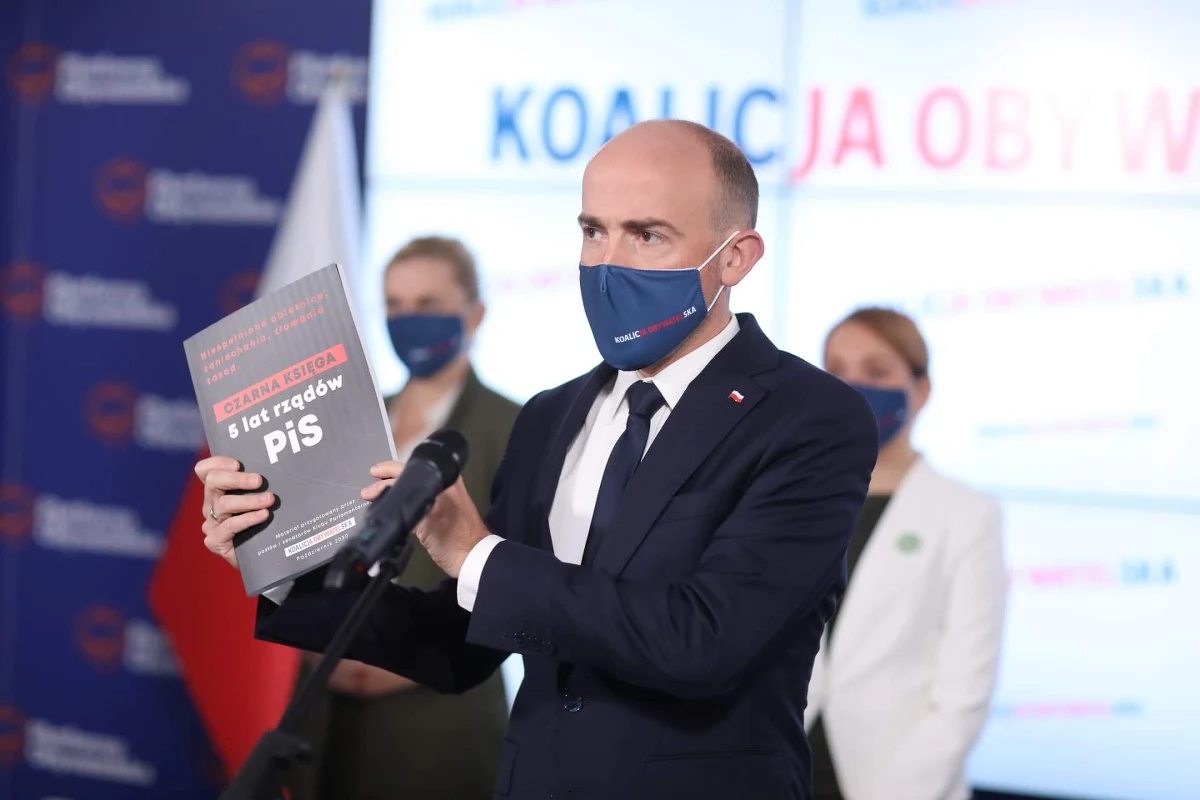 "Ta władza się sypie, traci większość, nie mając pomysłu na to, jak radzić sobie z trudnymi wyzwaniami. Po prostu zajmuje się sobą" - tak lider Platformy Obywatelskiej Borys Budka skomentował zapowiedzi dotyczące możliwej utraty sejmowej większości przez Zjednoczoną Prawicę. Swoje odejście wraz z grupą innych parlamentarzystów zapowiedział w Porannej rozmowie w RMF FM Lech Kołakowski - jeden z posłów PiS zawieszonych w prawach członka partii po sejmowym głosowaniu nad nowelą ustawy o ochronie zwierząt, zakazującą hodowli na futra i ograniczającą ubój rytualny.