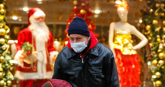 Na Syberii wykryto zmiany w strukturze koronawirusa SARS-CoV-2. Zmiany te pozwalają sądzić, że formuje się tam jego zmutowany wariant - powiedziała naczelna lekarz sanitarna Rosji Anna Popowa. Zaznaczyła, że wirus nie staje się przez to groźniejszy.