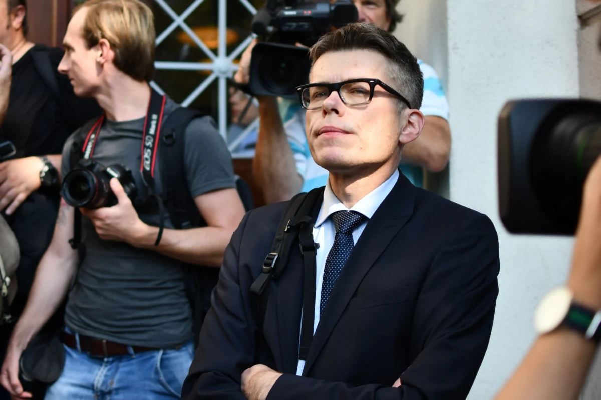 „Nie uznam orzeczenia Izby Dyscyplinarnej Sądu Najwyższego i niezależnie od tego, co się wydarzy, będę nadal orzekał” - zapowiedział warszawski sędzia Igor Tuleya. Zażalenie prokuratury na decyzję o nieuchyleniu mu immunitetu Izba rozpozna w środę o godz. 12.