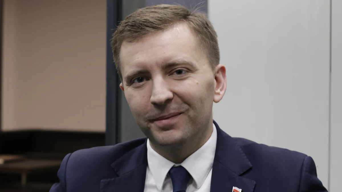 „Każdy poseł ma prawo podejmować takie decyzje. Powinien ocenić czemu one tak naprawdę służą. Co naprawdę chciałby dzisiaj osiągnąć pan poseł, to jest mi niestety trudno powiedzieć. Myślę, że czas na refleksję jakiś jest, a to, że podjął taką decyzję – na razie znamy ją medialnie, dokumenty w tej sprawie nigdzie nie trafiły - no cóż, przykro mi, żałuję, ale nawet biorąc to pod uwagę ta większość parlamentarna istnieje” -  tak odejście Lecha Kołakowskiego z Prawa i Sprawiedliwości i konsekwencje tego ruchu komentował w Popołudniowej rozmowie w RMF FM Łukasz Schreiber.