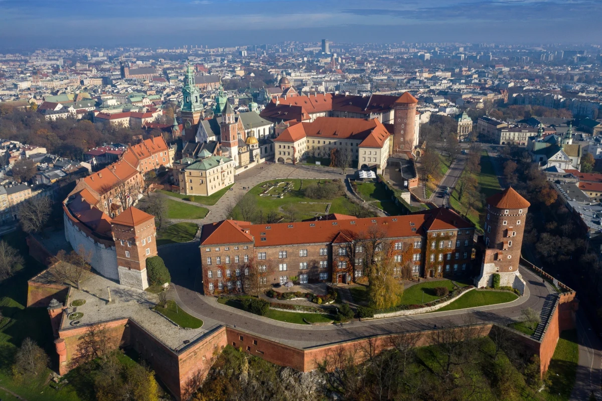 Sarkofagi trzech królów Polski – Władysława Jagiełły, Władysława Łokietka i Władysława Warneńczyka – zostały odnowione. Konserwacja miała charakter techniczny i estetyczny.