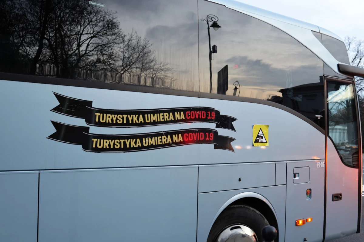 W miastach w całej Polsce odbył się drugi ogólnopolski protest branży autokarowej. W Warszawie kilkaset autobusów krążąc między rondem de Gaulle'a i Kancelarią Prezesa Rady Ministrów, skutecznie blokowało ruch w centrum stolicy.