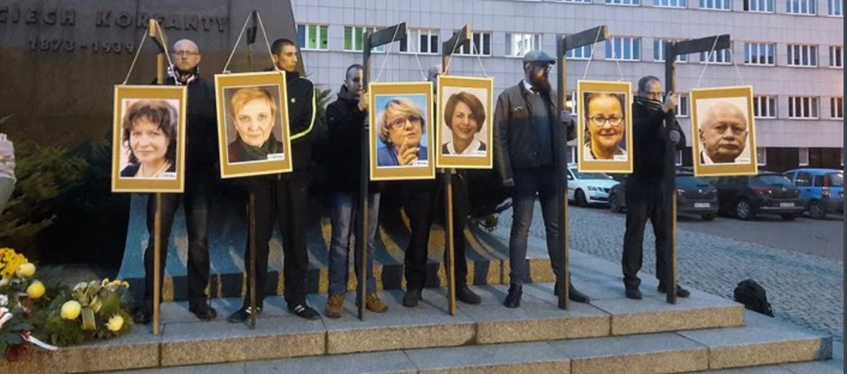 Politycy Platformy Obywatelskiej: europosłanka Róża Thun i poseł Robert Kropiwnicki wyrazili oburzenie decyzją katowickiej prokuratury, która umorzyła śledztwo ws. wieszania zdjęć eurodeputowanych PO na szubienicach. Zaapelowali do ministra sprawiedliwości Zbigniewa Ziobry, by zmienił tę decyzję.