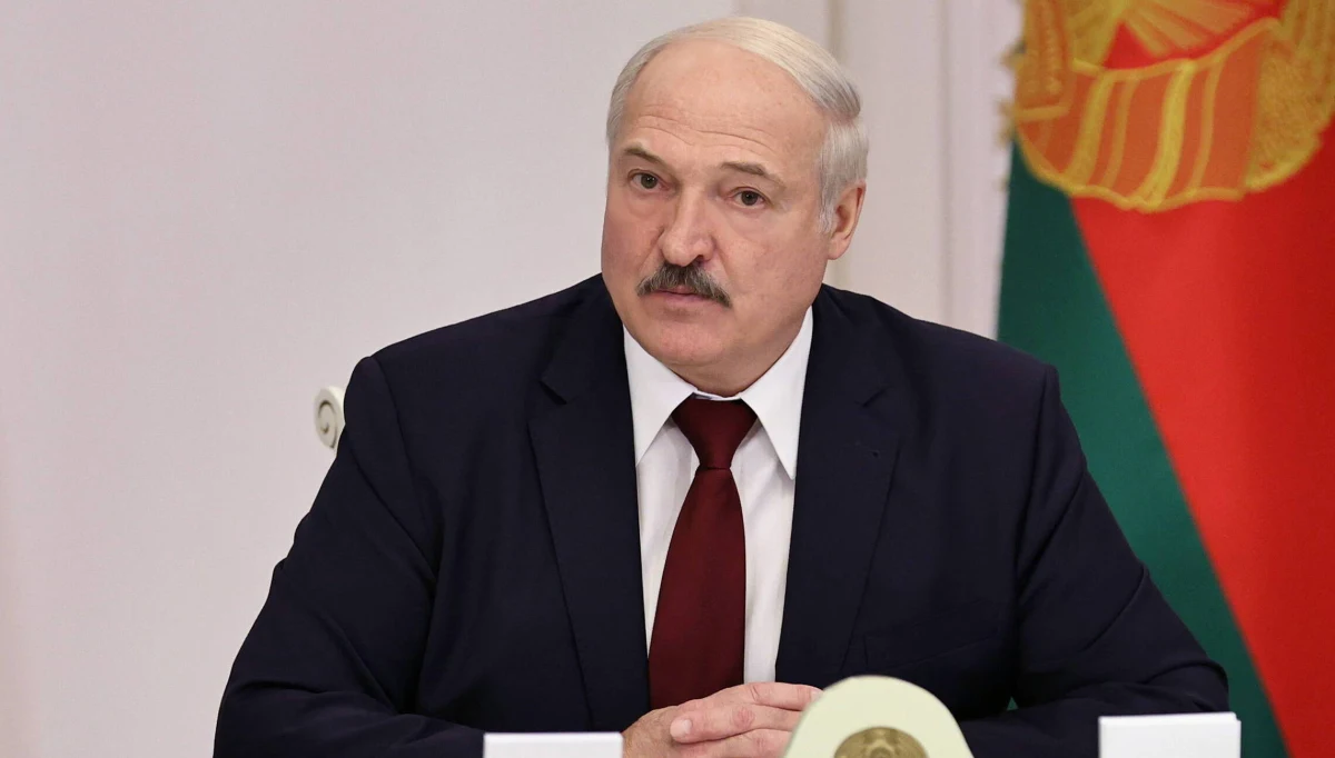 Protestujący przeciwko reżimowi Alaksandra Łukaszenki na Białorusi utworzyli spontaniczne "miejsce pamięci" tam, gdzie pobito na śmierć działacza Ramana Bandarenkę. Prezydent kraju określił to jako potencjalne "miejsce rozpoczęcia wojny domowej". 