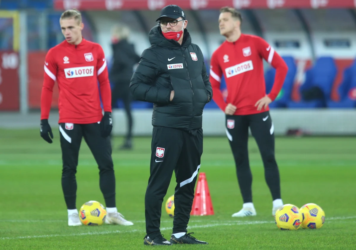 Kiedy lata temu, jako uczeń, przechodziłem ospę, mama kazała mi nadrobić lekcje, w których nie uczestniczyłem. Era przedmaseczkowa objawiała się tym, że kolega przynoszący mi zeszyty, zasłaniał sobie twarz książką. Później ja nadrabiałem lekcje. Czy zatem Robert Lewandowski nie może podpytać kolegów, co było na treningach, żeby później wiedzieć, jak grać?