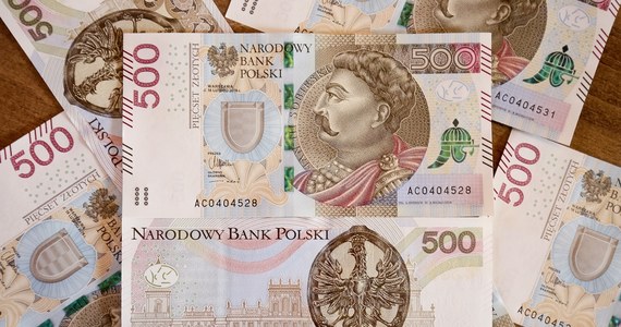 Jagiełło i Zygmunt Stary nie przypuszczali, że będą mieć kiedyś dwa miliardy portretów z profilu i to na papierowych pieniądzach. NBP gwałtownie zwiększa liczbę pieniędzy na rynku. Codziennie przybywa w Polsce półtora miliona banknotów. Z nowego raportu o strukturze obiegu pieniędzy wynika, że od początku roku przybyło niemal pół miliarda banknotów.