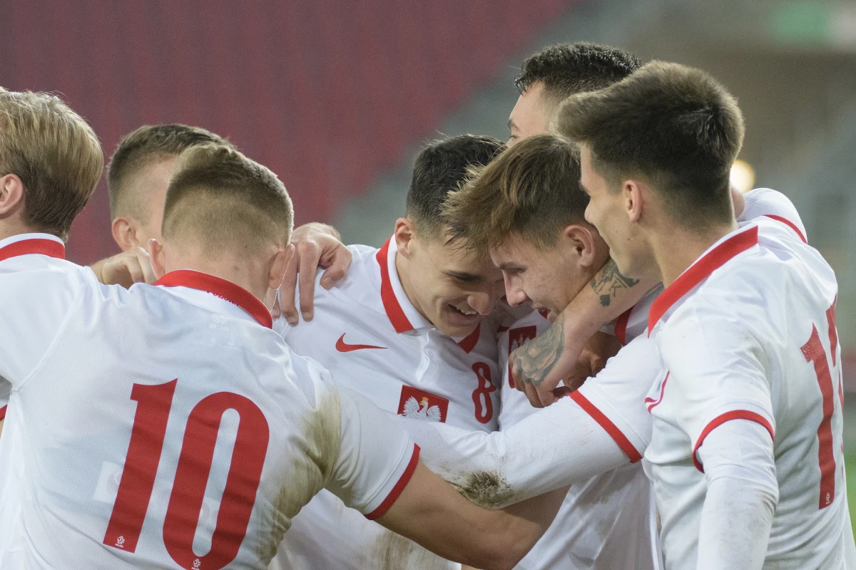 Piłkarze reprezentacji Polski do lat 21 wygrali w Łodzi Łotwą 3:1 (0:0) w ostatnim meczu eliminacji mistrzostw Europy. Biało-czerwoni zajęli drugie miejsce w grupie.