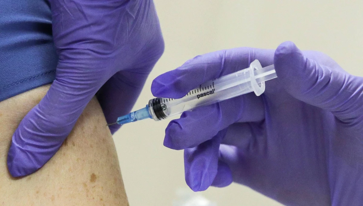 ​Połowa Polaków nie zamierza się szczepić przeciwko koronawirusowi, kiedy już będzie dostępna szczepionka - wynika z badania United Surveys dla RMF FM i "Dziennika Gazety Prawnej". W porównaniu z podobnym badaniem z października wzrosła liczba niechętnych wobec szczepionki.