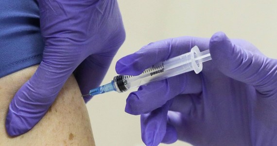 ​Połowa Polaków nie zamierza się szczepić przeciwko koronawirusowi, kiedy już będzie dostępna szczepionka - wynika z badania United Surveys dla RMF FM i "Dziennika Gazety Prawnej". W porównaniu z podobnym badaniem z października wzrosła liczba niechętnych wobec szczepionki.