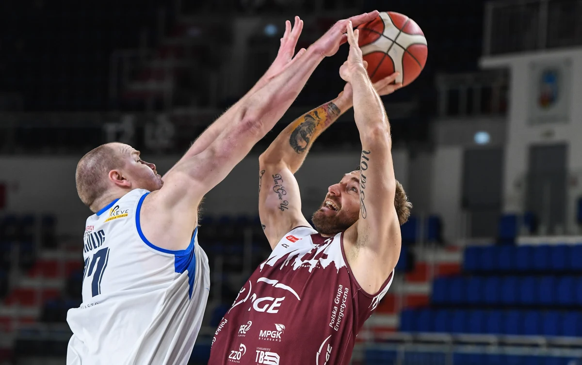 Polski Cukier Toruń pokonał u siebie 108:95 PGE Spójnię Stargard w meczu ekstraklasy koszykarzy. "W porównaniu do poprzedniego meczu z Dąbrową poprawiliśmy grę na desce i rywale nas nie obijali" - powiedział po spotkaniu trener gospodarzy Jarosław Zawadka.