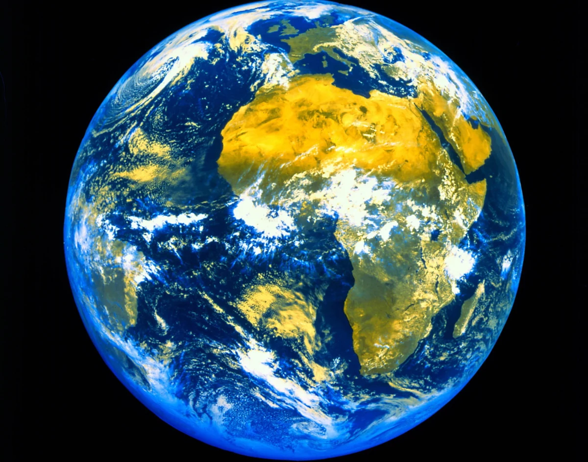 Choć wcześniej wykluczono takie ryzyko, według nowych wyliczeń asteroida Apophis, która zbliży się do Ziemi m.in. w 2068 r., może wejść na kolizyjny tor. To dlatego, że nierównomiernie emituje ciepło, co nieznacznie zmienia tor jej lotu.