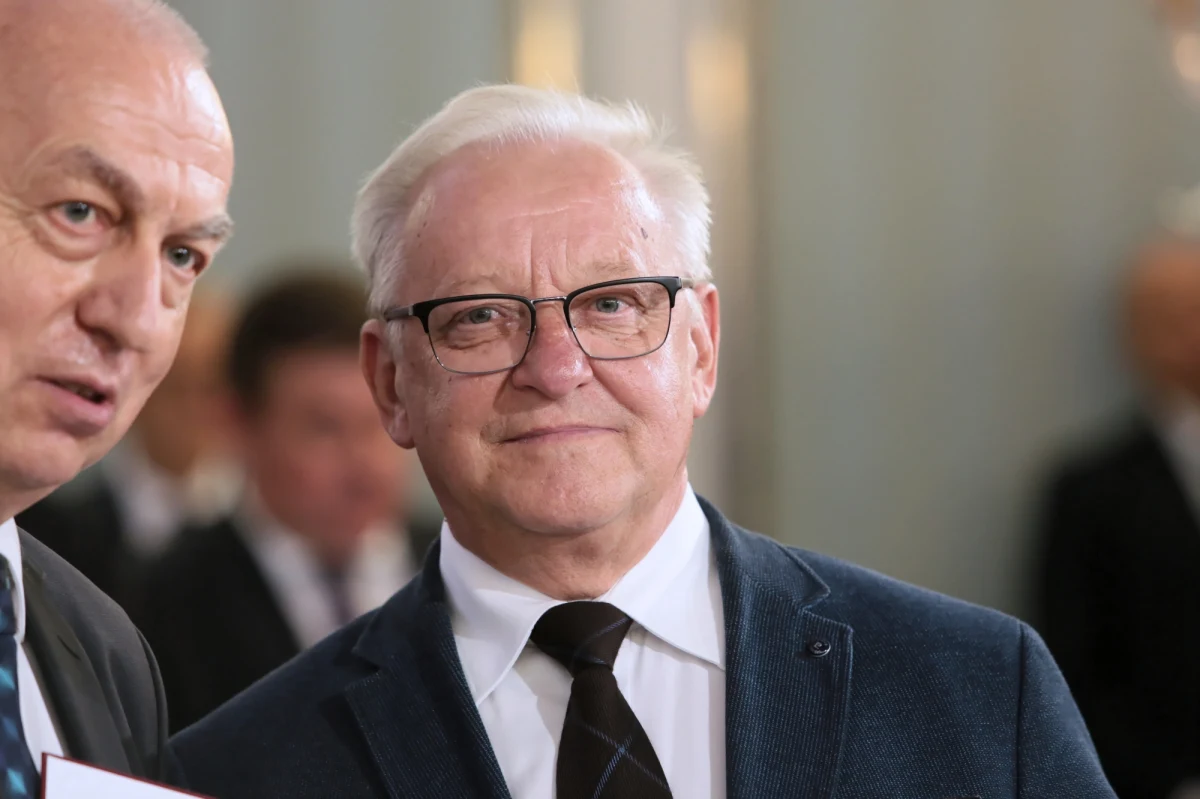 "Testujemy osoby, które są podejrzane o zakażenie, albo kontaktowały się z osobą zakażoną" - mówi gość Porannej rozmowy w RMF FM poseł PiS Bolesław Piecha. "To prosta technika, oparta o skierowanie od lekarza POZ. Można iść na rympał i testować wszystkich" - tłumaczy. Zdaniem gościa Roberta Mazurka, laboratoria są przygotowane do wykonywania 60, 70, 80 tysięcy testów dziennie. "Inną sprawą jest organizacja" - podkreśla poseł. 