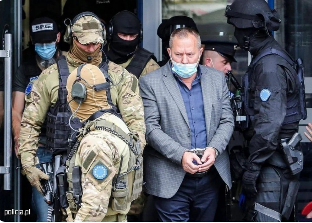 Polscy policjanci w Kosowie zatrzymali byłego rzecznika tamtejszej Armii Wyzwolenia i byłego szefa parlamentu – Jakupa Krasniqi. Polityk podejrzany o zbrodnie wojenne ma odpowiadać przed Trybunałem Sprawiedliwości w Hadze.