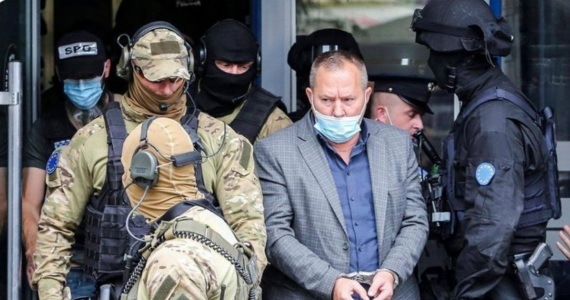 Polscy policjanci w Kosowie zatrzymali byłego rzecznika tamtejszej Armii Wyzwolenia i byłego szefa parlamentu – Jakupa Krasniqi. Polityk podejrzany o zbrodnie wojenne ma odpowiadać przed Trybunałem Sprawiedliwości w Hadze.