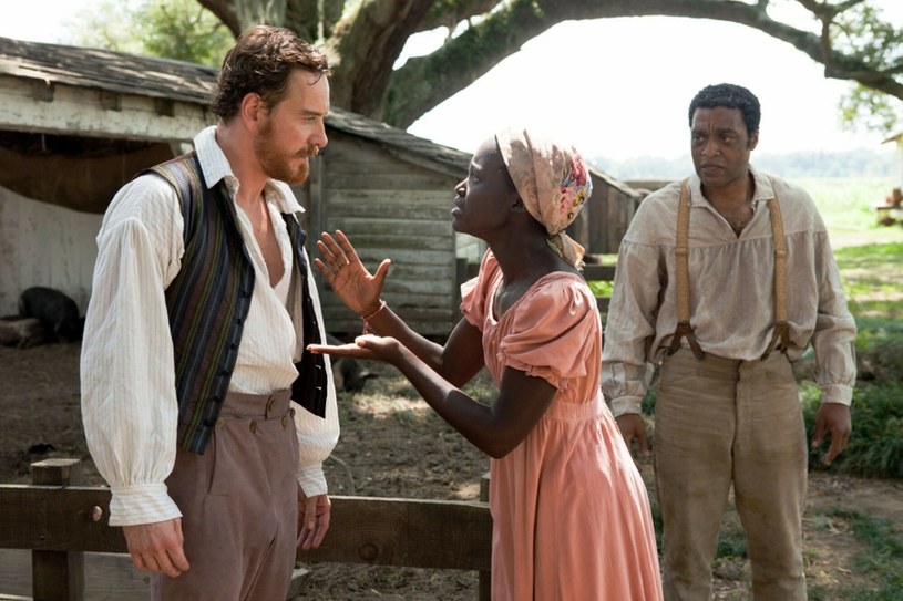 Steve McQueen, twórca poruszających dramatów "Wstyd" i "Głód", opowiedział o problemach z nakręceniem bodaj najsłynniejszego filmu w swoim reżyserskim dorobku - nagrodzonej trzema Oscarami biograficznej epopei "Zniewolony. 12 Years a Slave". McQueen zdradził, że na początku projekt odrzuciło wielu producentów. Obawiali się oni, że "czarny film" nie zdoła zainteresować widzów poza granicami Stanów Zjednoczonych.