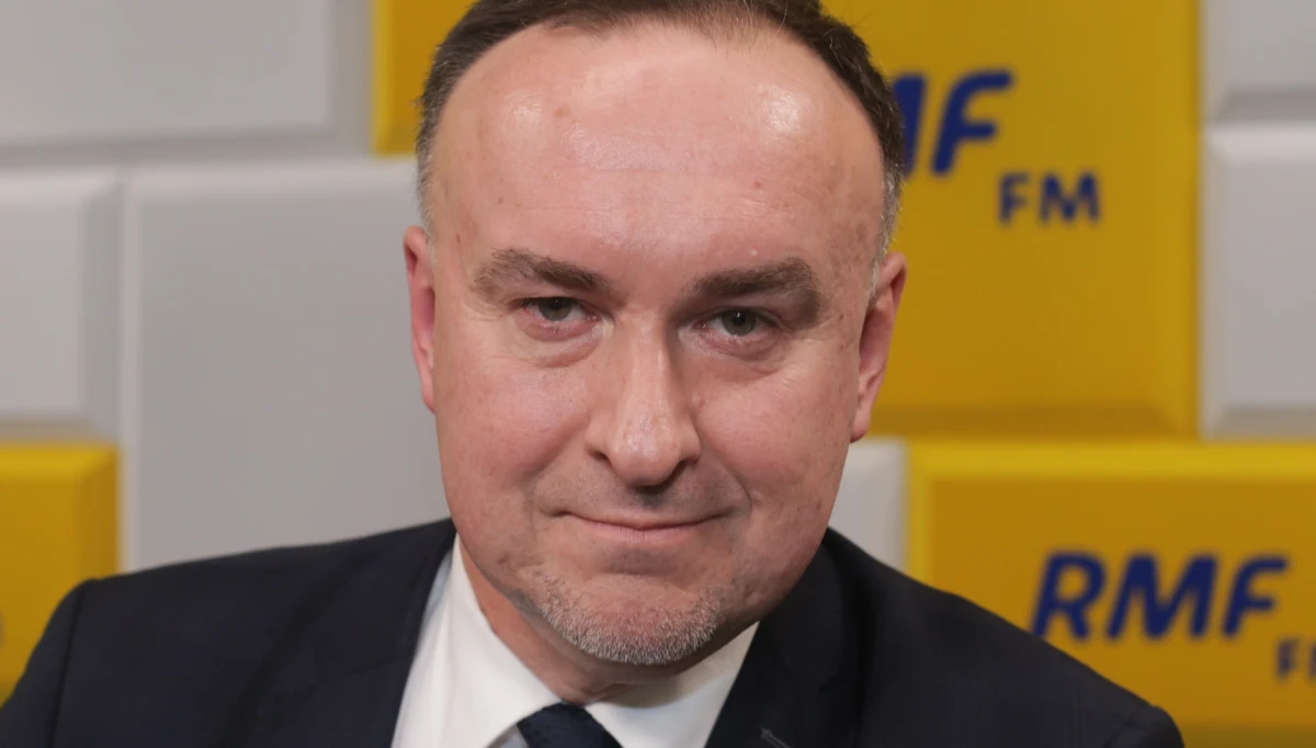 „Nie jestem pewien, czy musimy mieć w programie partii takie hasło jak ‘aborcja’” – mówił w Popołudniowej rozmowie w RMF FM, bliski współpracownik Szymona Hołowni i przyszły lider powstającej partii Polska 2050 Michał Kobosko. „To nie jest najważniejsze hasło, z jakim byśmy szli do wyborów. My uważamy, że są w tej chwili kluczowe rzeczy związane z tym, że trzeba będzie sprzątać w Polsce po czasach PiS-u” – podkreślił. Dodał, że z rozmów wewnątrz ruchu Polska 2050 wynika, że większość jest przeciwna zaostrzeniu przepisów aborcyjnych. „Ja sądzę, że w naszym ruchu dominujący głos jest taki, jaki dominuje w społeczeństwie polskim. A z sondaży wynika, że większość społeczeństwa uważa, że najwłaściwszym rozwiązaniem jest kompromis aborcyjny” – powiedział. 