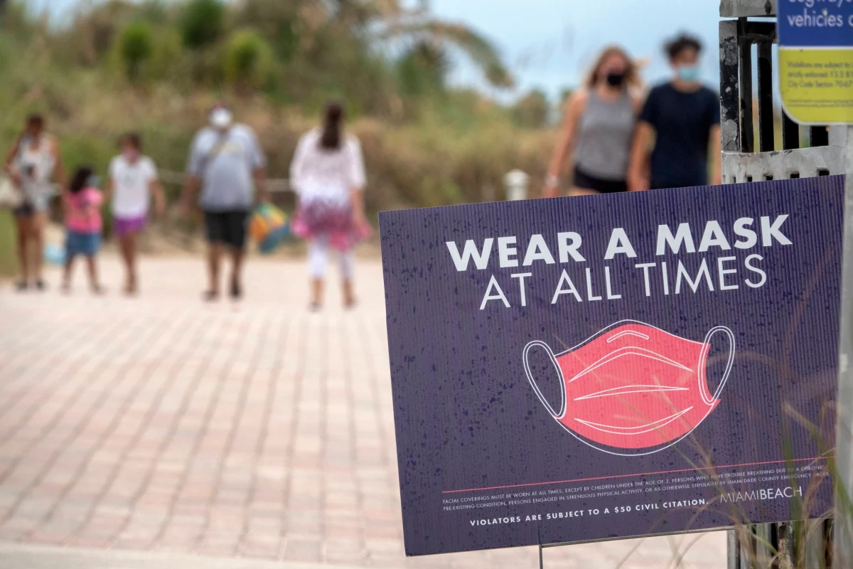 Główny doradca premiera ds. Covid-19 prof. Andrzej Horban uważa, że być może "za 2 tygodnie powolutku zaczniemy doradzać, żeby trochę tej aktywności życiowej było więcej". To sugeruje, że – jeśli liczba zakażeń nagle nie wzrośnie – możemy się spodziewać luzowania restrykcji. "Bardzo bym chciał, żebyśmy przed przyszłymi wakacjami, tymi w 2021 roku, wrócili już do normalnego życia" – powiedział prof. Horban. 