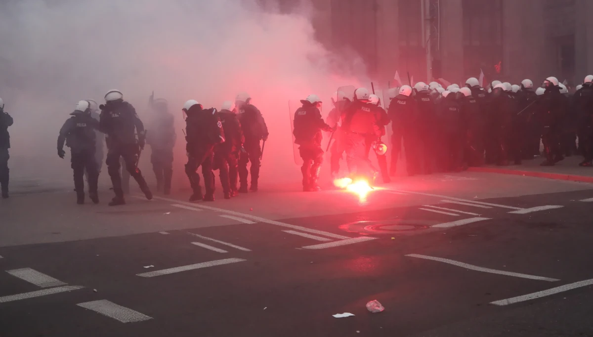 Prokuratura Okręgowa w Warszawie wszczęła śledztwo w sprawie przekroczenia uprawnień przez funkcjonariuszy policji, którzy podczas zabezpieczania Marszu Niepodległości użyli broni gładkolufowej. Postrzelone zostały dwie osoby, w tym fotoreporter "Tygodnika Solidarność".