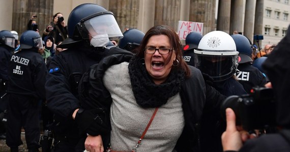 Berlińska policja użyła armatek wodnych i gazu pieprzowego do rozpędzenia demonstrantów, nazywanych mianem koronasceptycy. Wcześniej rozwiązała wiec protestacyjny przeciwko nowej ustawie o ochronie przed infekcjami za masowe łamanie przepisów koronawirusowych, m.in. brak maseczek.