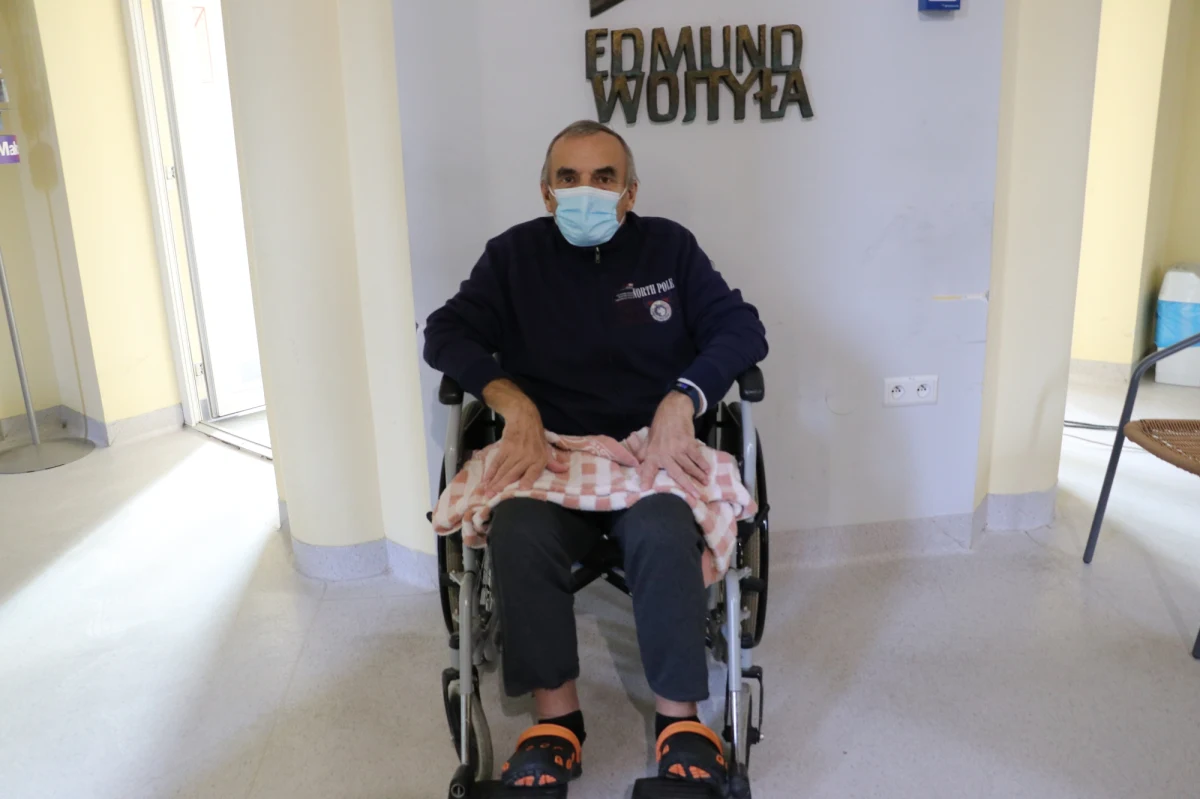 W Polsce przybywa z dnia na dzień ozdrowieńców, część z nich musi poddawać się jednak rehabilitacji. Najczęstszym problemem jest wydolność organizmu, bo po przebytym Covid-19 to płuca cierpią najbardziej. Czasami, by wrócić do normalnego funkcjonowania, wystarczą dwa miesiące, niekiedy pół roku. Pilotażową terapię dla osób, które wygrały z Covid-19 prowadzi szpital MSWiA w Głuchołazach. Ale na pomoc po Covid-19 mogą też liczyć pacjenci przybywający na rehabilitację pulmonologiczną w takich ośrodkach jak Małopolski Szpital Chorób Płuc i Rehabilitacji im. Edmunda Wojtyły w Jaroszowcu.