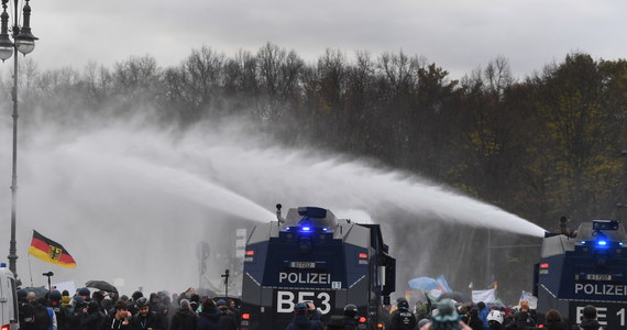 Niemcy: starcia między sceptykami korony a berlińską policją