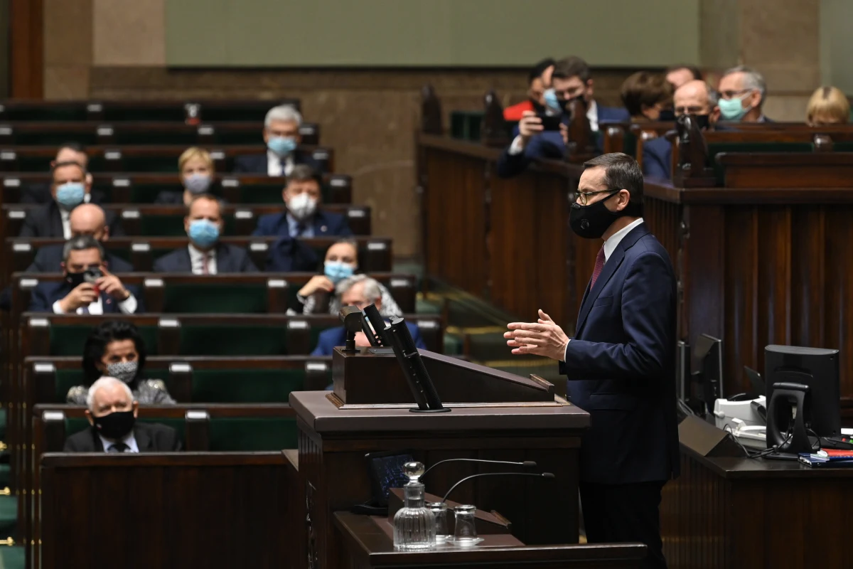 "Mówimy głośne 'tak' dla Unii Europejskiej, ale głośne 'nie' mechanizmom, które pozwalają na nierówne traktowanie Polski i innych krajów" - mówił w Sejmie premier. Mateusz Morawiecki zabrał głos przed jutrzejszym wideoszczytem unijnych przywódców. Szef rządu potwierdził, że Polska nie godzi się na powiązanie unijnych środków z praworządnością, przez co w konsekwencji jest gotowa zawetować unijny budżet. 
