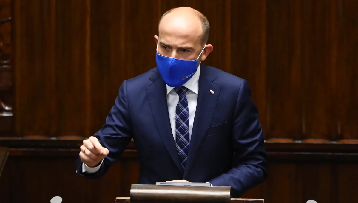 Opozycja krytykowała w Sejmie premiera Mateusza Morawieckiego za opowiedzenie się za wetem budżetu Unii Europejskiej. Lider PO Borys Budka nazwał szefa rządu “zdrajcą interesu narodowego", a szef klubu Lewicy Krzysztof Gawkowski zapowiedział złożenie projektu uchwały ws. zobowiązania premiera do przyjęcia budżetu.