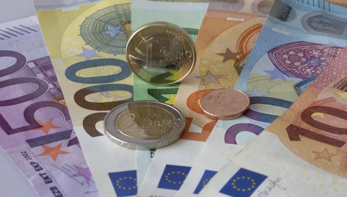 Zakładam, że niemal wszyscy kiedyś oglądaliśmy film Sidneya Lumeta "12 gniewnych ludzi" i pamiętamy historię pewnego posiedzenia ławy przysięgłych, która miała zdecydować o karze śmierci dla młodego człowieka oskarżonego o zabójstwo ojca. Wszystkim pasowała tam szybka decyzja, ten spieszył się do domu, tamten na mecz, sprawa wydawała się łatwa i prosta. Ot, przegłosować i pójść. I oto nagle przysięgły numer 8, grany przez Henry'ego Fondę uparł się, by rzecz skomplikować. Twierdził, że są powody, by sprawie poświęcić zdecydowanie więcej uwagi i czasu. Że wina oskarżonego nie jest tak oczywista. Stopniowo zaczął przekonywać innych.