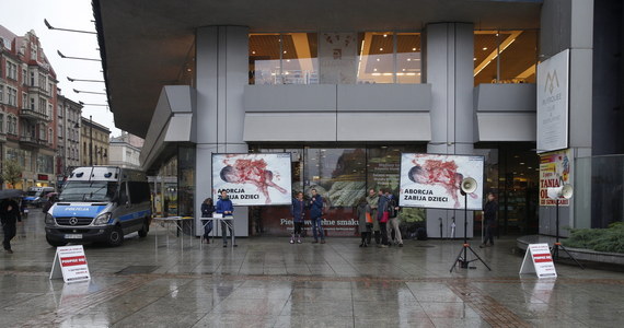 Rada Miasta Krakowa przyjęła uchwałę dotyczącą przepisów związanych z pokazywaniem drastycznych treści w przestrzeni publicznej. Zgodnie z nią zakazuje się prezentowania wizerunków zwłok lub ich fragmentów m.in. na plakatach, billboardach, tablicach reklamowych, pojazdach i przyczepach.