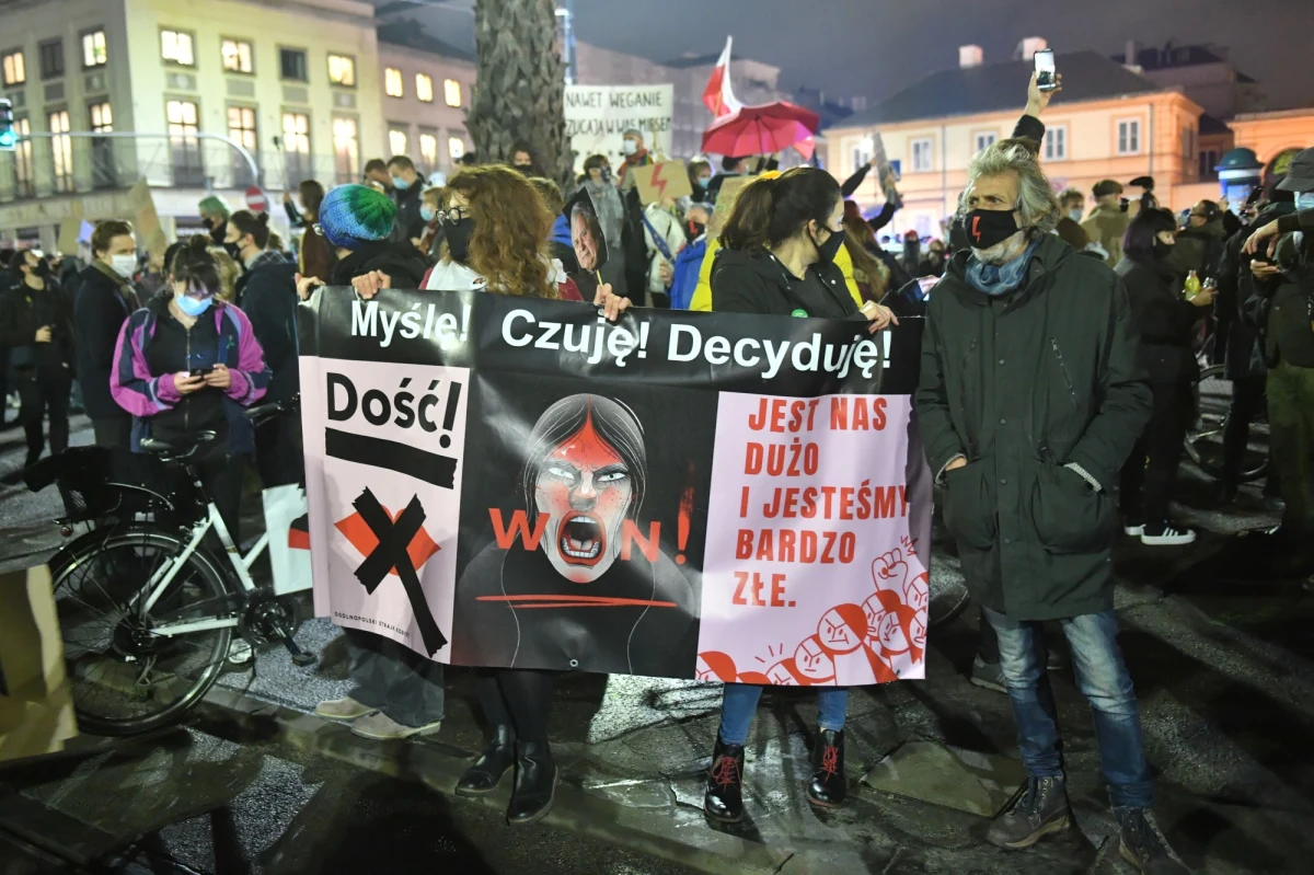 Co najmniej kilka osób zostało zatrzymanych podczas wczorajszego protestu Strajku Kobiet w Warszawie. Podczas marszu pojawiły się kontrowersje związane z użyciem gazu przez policjantów oraz działań funkcjonariuszy po cywilnemu, którzy używali teleskopowych pałek.